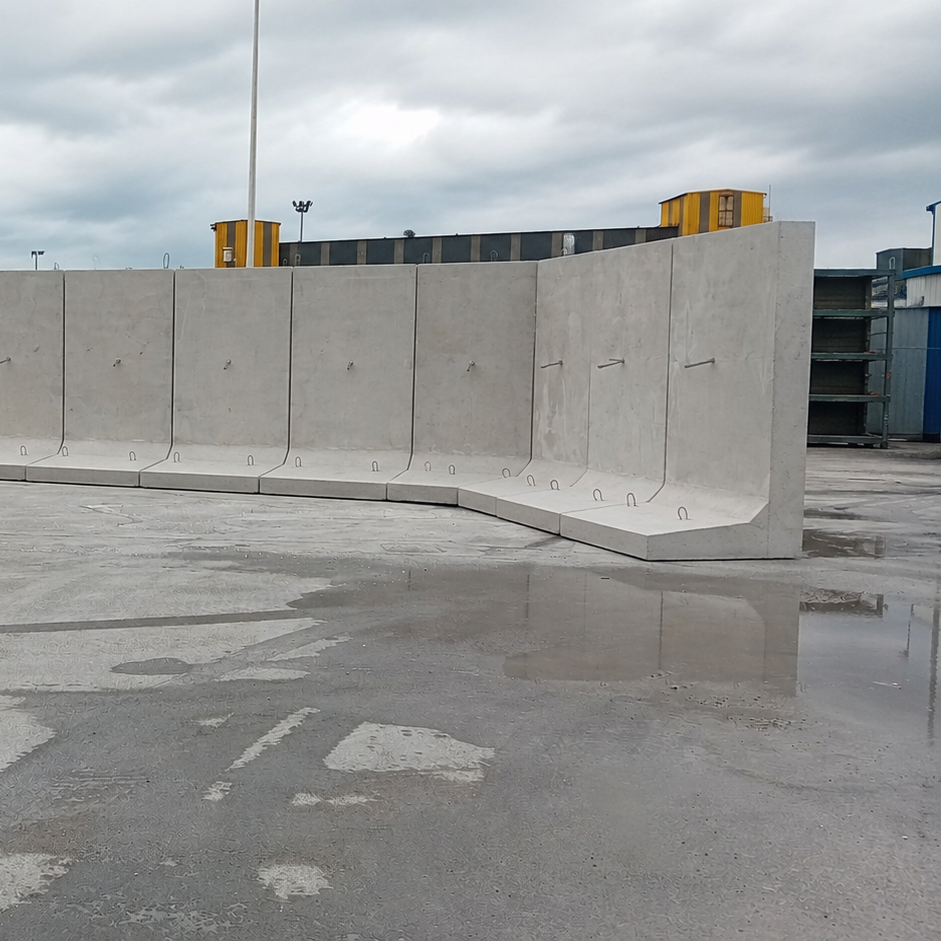Silos vacíos para almacenamiento de graneles